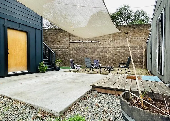 Artist'S Retreat Near The Heart Of The City