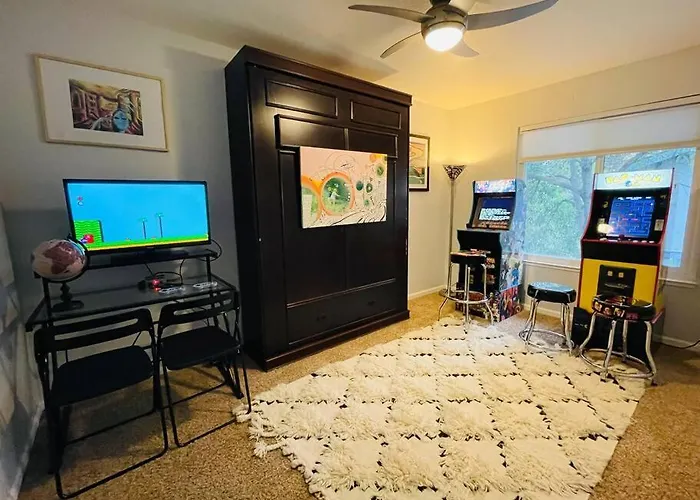 Artists Condo Game Room Patio Near Uc Med Center