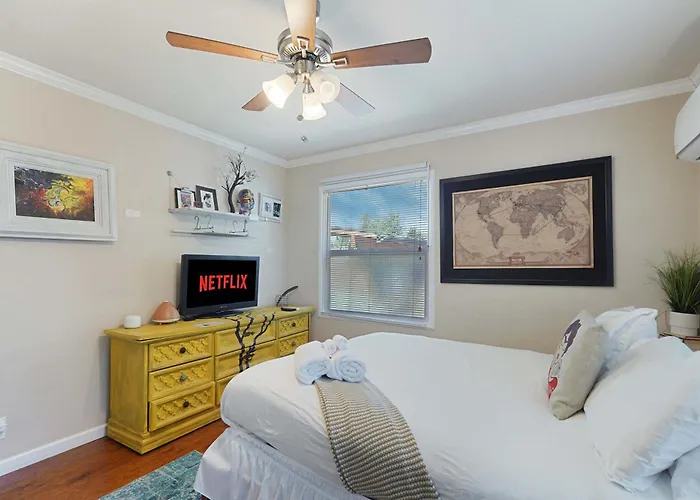 Smart Eclectic Art House Near The Beat